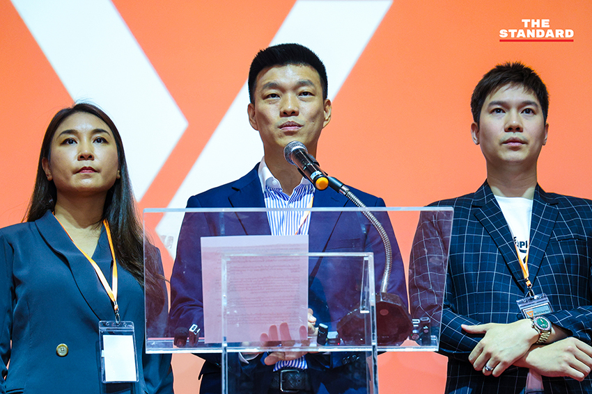 ภาพ ณัฐพงษ์ เรืองปัญญาวุฒิ หัวหน้าพรรคประชาชน แถลงข่าวพร้อม สส. พรรคประชาชน หลังศาลฎีการับฟ้องคดี ม. 112 1