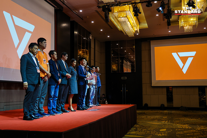 ภาพ ณัฐพงษ์ เรืองปัญญาวุฒิ หัวหน้าพรรคประชาชน แถลงข่าวพร้อม สส. พรรคประชาชน หลังศาลฎีการับฟ้องคดี ม. 112 10