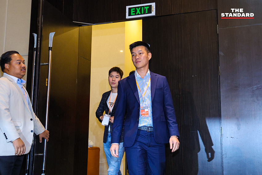 ภาพ ณัฐพงษ์ เรืองปัญญาวุฒิ หัวหน้าพรรคประชาชน แถลงข่าวพร้อม สส. พรรคประชาชน หลังศาลฎีการับฟ้องคดี ม. 112 12