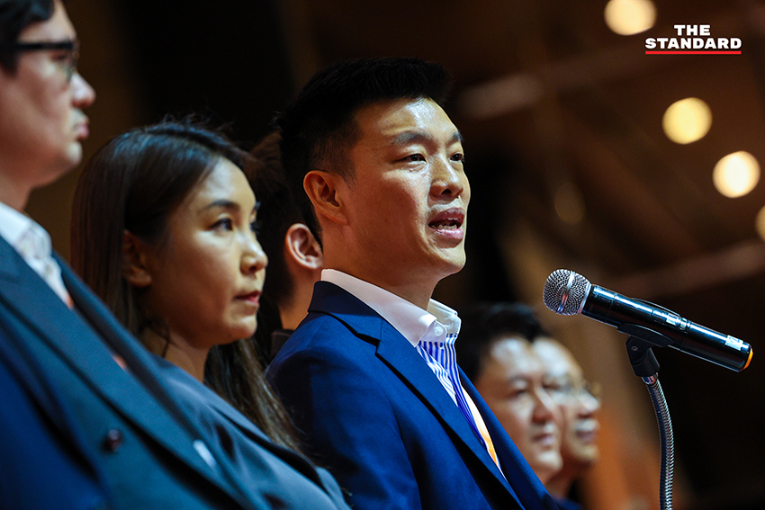 ภาพ ณัฐพงษ์ เรืองปัญญาวุฒิ หัวหน้าพรรคประชาชน แถลงข่าวพร้อม สส. พรรคประชาชน หลังศาลฎีการับฟ้องคดี ม. 112 2