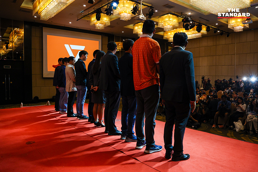 ภาพ ณัฐพงษ์ เรืองปัญญาวุฒิ หัวหน้าพรรคประชาชน แถลงข่าวพร้อม สส. พรรคประชาชน หลังศาลฎีการับฟ้องคดี ม. 112 3