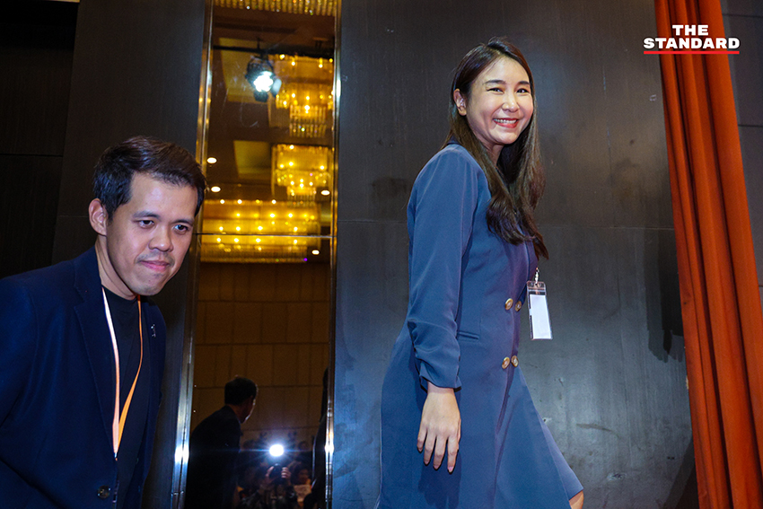 ภาพ ณัฐพงษ์ เรืองปัญญาวุฒิ หัวหน้าพรรคประชาชน แถลงข่าวพร้อม สส. พรรคประชาชน หลังศาลฎีการับฟ้องคดี ม. 112 4