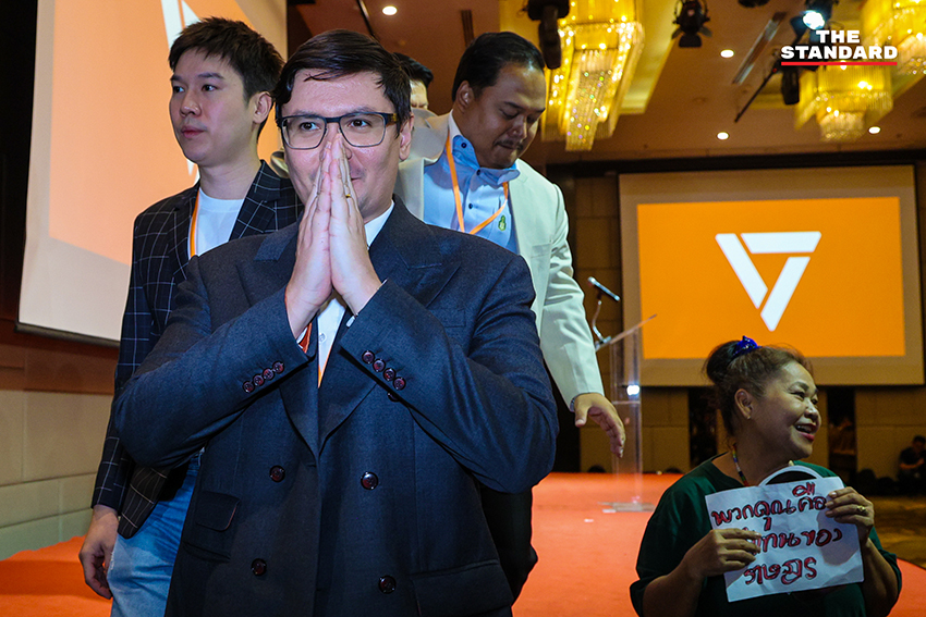 ภาพ ณัฐพงษ์ เรืองปัญญาวุฒิ หัวหน้าพรรคประชาชน แถลงข่าวพร้อม สส. พรรคประชาชน หลังศาลฎีการับฟ้องคดี ม. 112 5