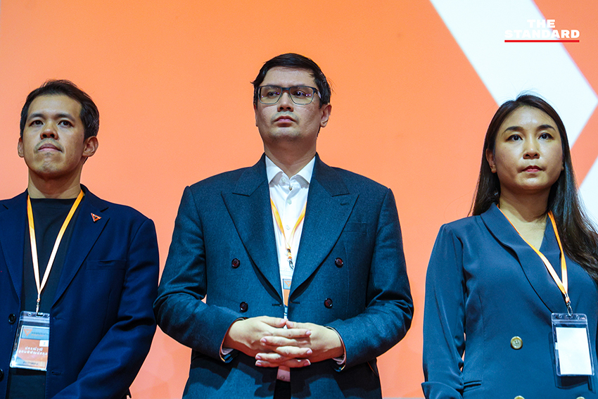 ภาพ ณัฐพงษ์ เรืองปัญญาวุฒิ หัวหน้าพรรคประชาชน แถลงข่าวพร้อม สส. พรรคประชาชน หลังศาลฎีการับฟ้องคดี ม. 112 6