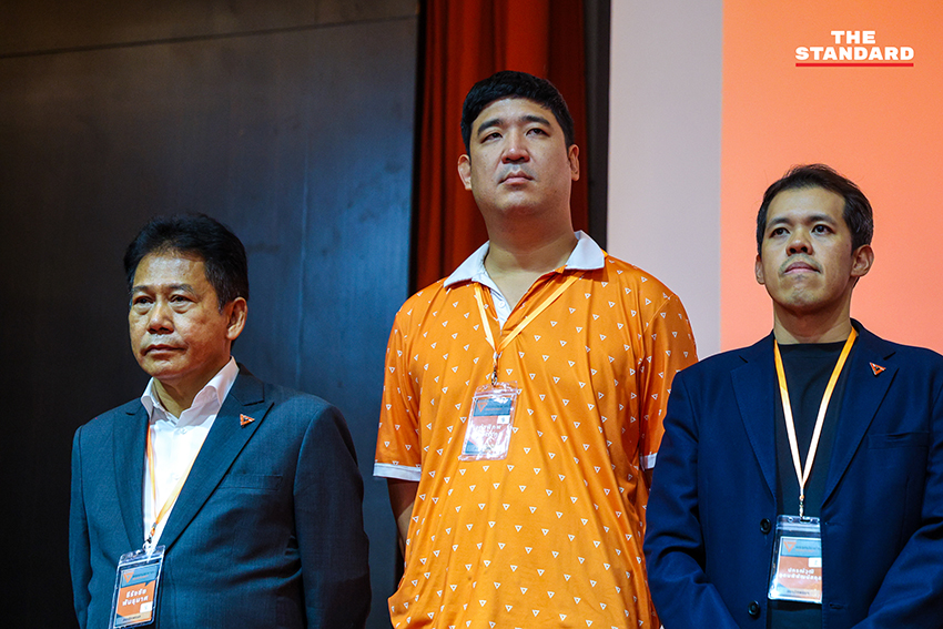 ภาพ ณัฐพงษ์ เรืองปัญญาวุฒิ หัวหน้าพรรคประชาชน แถลงข่าวพร้อม สส. พรรคประชาชน หลังศาลฎีการับฟ้องคดี ม. 112 7