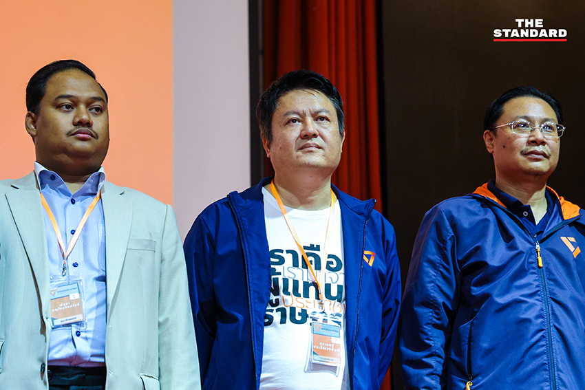 ภาพ ณัฐพงษ์ เรืองปัญญาวุฒิ หัวหน้าพรรคประชาชน แถลงข่าวพร้อม สส. พรรคประชาชน หลังศาลฎีการับฟ้องคดี ม. 112 8