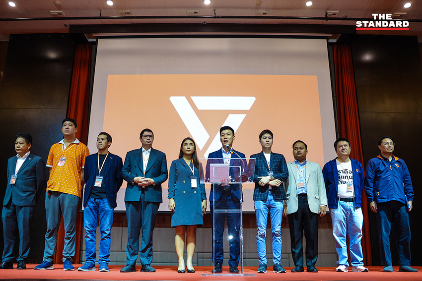 ภาพ ณัฐพงษ์ เรืองปัญญาวุฒิ หัวหน้าพรรคประชาชน แถลงข่าวพร้อม สส. พรรคประชาชน หลังศาลฎีการับฟ้องคดี ม. 112 9