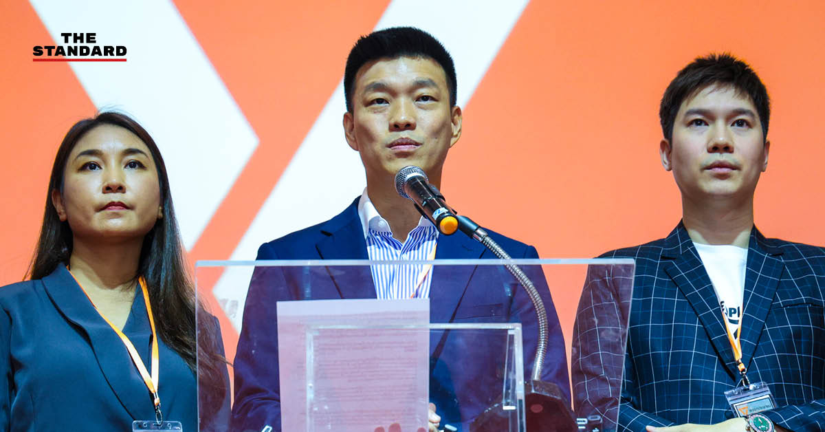 ภาพ ณัฐพงษ์ เรืองปัญญาวุฒิ หัวหน้าพรรคประชาชน แถลงข่าวพร้อม สส. พรรคประชาชน หลังศาลฎีการับฟ้องคดี ม. 112