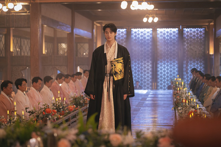ภาพโปสเตอร์หรือฉากจากซีรีส์เกาหลี Perfect Crown แสดงถึงความสวยงามและหรูหราของโปรดักชัน พร้อมนักแสดงนำ ไอยู และบยอนอูซอก 1