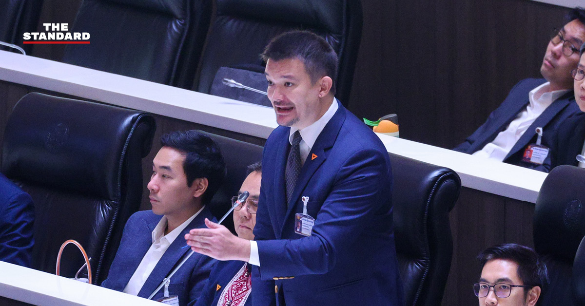 ภัทรพงษ์ ลีลาภัทร์ สส.พรรคประชาชน กำลังอภิปรายในที่ประชุมรัฐสภาเกี่ยวกับปัญหาฝุ่น PM 2.5