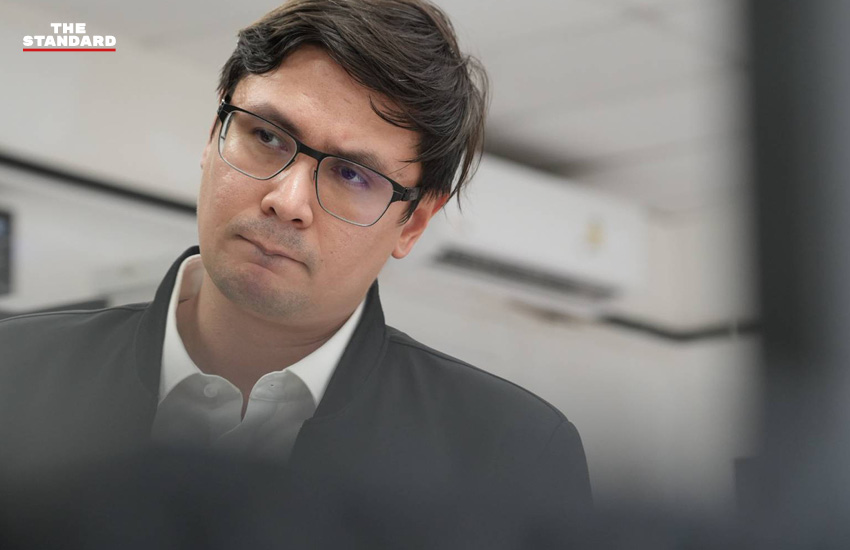 ภาพ สส. รังสิมันต์ โรม และ สส. ศุภโชติ ไชยสัจ จากพรรคประชาชน ตรวจสอบคลังน้ำมัน ‘เสี่ยตือ’ ที่เพชรบุรี 1