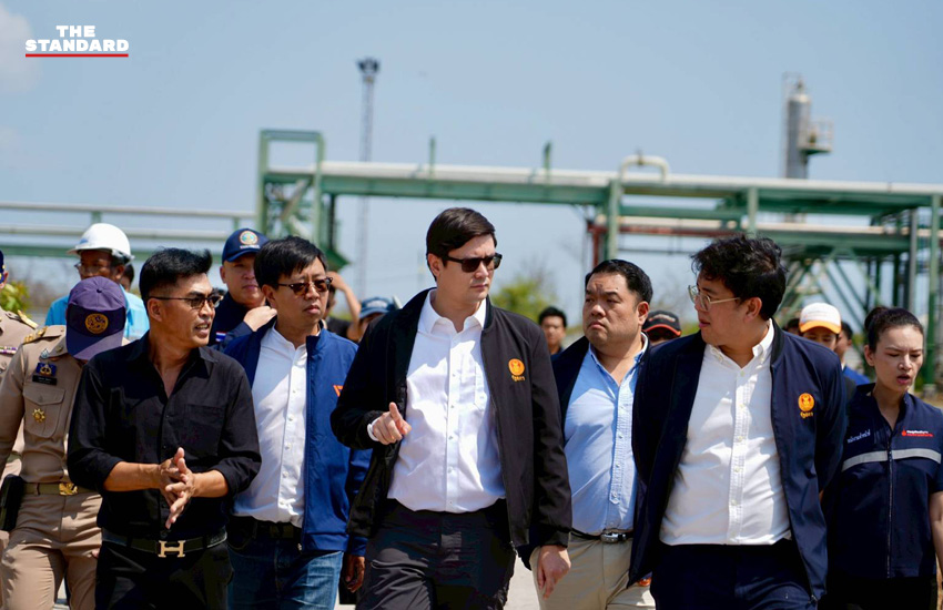 ภาพ สส. รังสิมันต์ โรม และ สส. ศุภโชติ ไชยสัจ จากพรรคประชาชน ตรวจสอบคลังน้ำมัน ‘เสี่ยตือ’ ที่เพชรบุรี 2