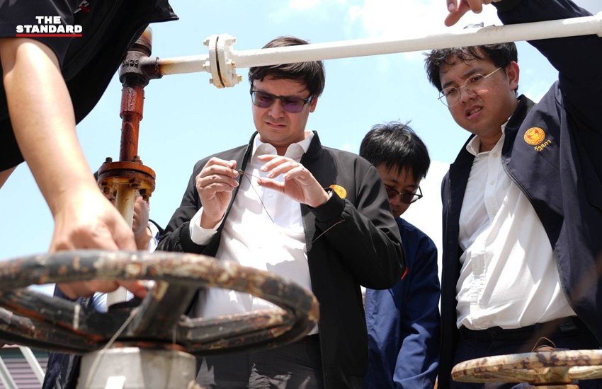 ภาพ สส. รังสิมันต์ โรม และ สส. ศุภโชติ ไชยสัจ จากพรรคประชาชน ตรวจสอบคลังน้ำมัน ‘เสี่ยตือ’ ที่เพชรบุรี 3