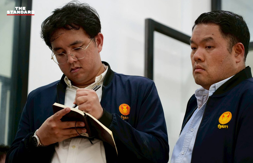 ภาพ สส. รังสิมันต์ โรม และ สส. ศุภโชติ ไชยสัจ จากพรรคประชาชน ตรวจสอบคลังน้ำมัน ‘เสี่ยตือ’ ที่เพชรบุรี 4