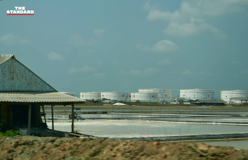 ภาพ สส. รังสิมันต์ โรม และ สส. ศุภโชติ ไชยสัจ จากพรรคประชาชน ตรวจสอบคลังน้ำมัน ‘เสี่ยตือ’ ที่เพชรบุรี 7