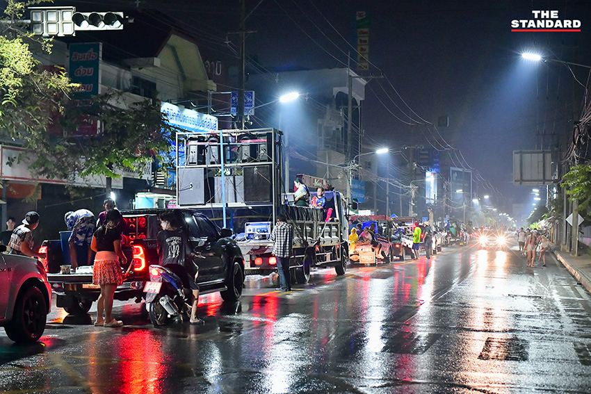 นักท่องเที่ยวเล่นน้ำสงกรานต์บนถนนบรมไตรโลกนาถ จังหวัดพิษณุโลก ท่ามกลางบรรยากาศคึกคักและฝุ่น PM 2.5 1