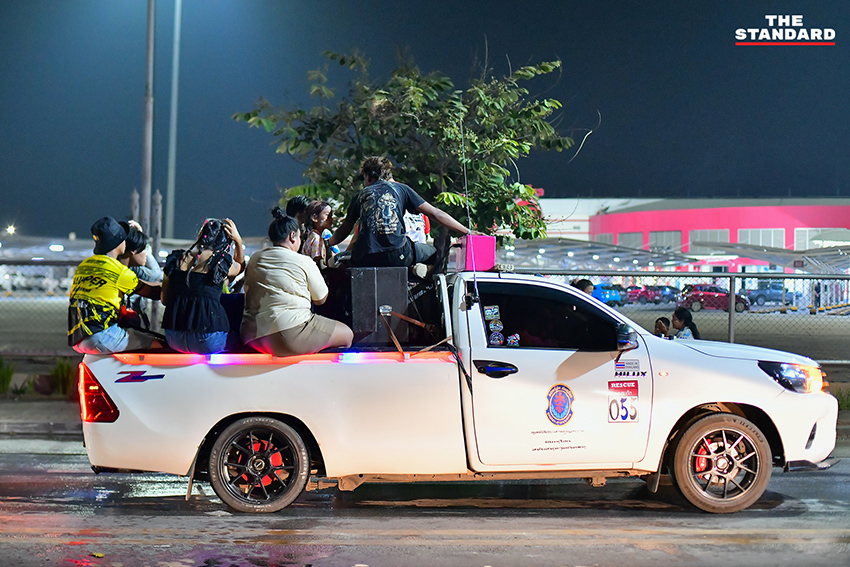 นักท่องเที่ยวเล่นน้ำสงกรานต์บนถนนบรมไตรโลกนาถ จังหวัดพิษณุโลก ท่ามกลางบรรยากาศคึกคักและฝุ่น PM 2.5 2