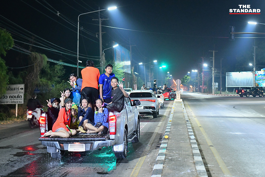 นักท่องเที่ยวเล่นน้ำสงกรานต์บนถนนบรมไตรโลกนาถ จังหวัดพิษณุโลก ท่ามกลางบรรยากาศคึกคักและฝุ่น PM 2.5 3