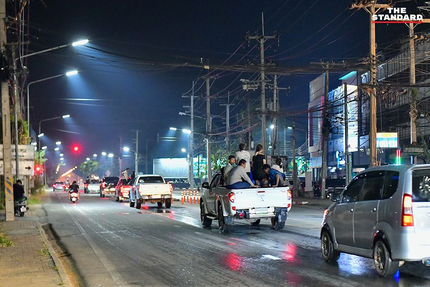 นักท่องเที่ยวเล่นน้ำสงกรานต์บนถนนบรมไตรโลกนาถ จังหวัดพิษณุโลก ท่ามกลางบรรยากาศคึกคักและฝุ่น PM 2.5 4