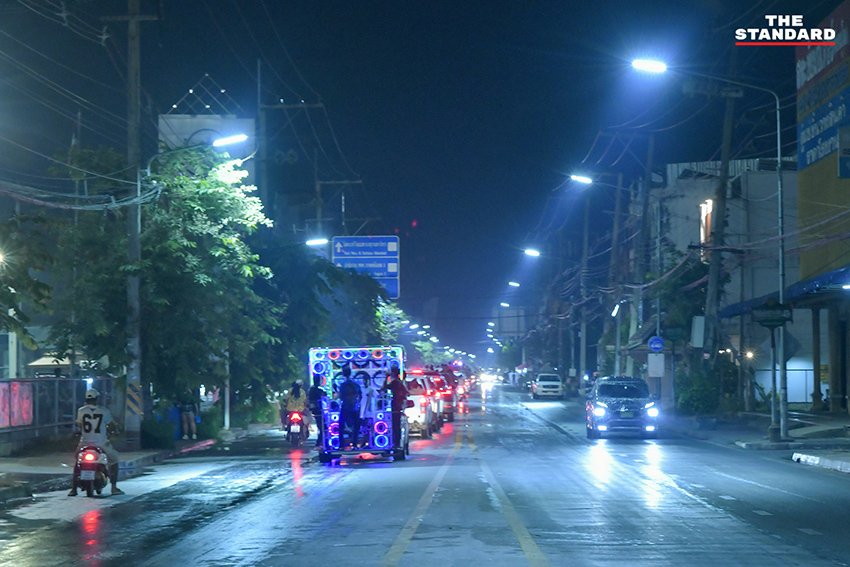 นักท่องเที่ยวเล่นน้ำสงกรานต์บนถนนบรมไตรโลกนาถ จังหวัดพิษณุโลก ท่ามกลางบรรยากาศคึกคักและฝุ่น PM 2.5 5