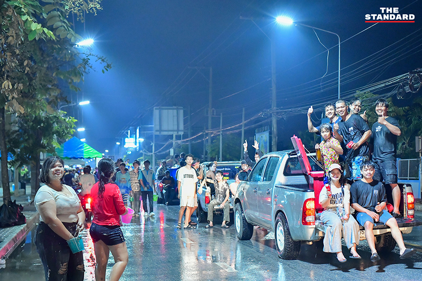 นักท่องเที่ยวเล่นน้ำสงกรานต์บนถนนบรมไตรโลกนาถ จังหวัดพิษณุโลก ท่ามกลางบรรยากาศคึกคักและฝุ่น PM 2.5 6