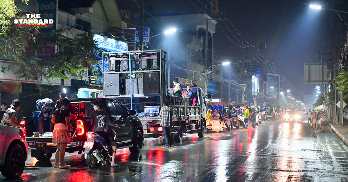 นักท่องเที่ยวเล่นน้ำสงกรานต์บนถนนบรมไตรโลกนาถ จังหวัดพิษณุโลก ท่ามกลางบรรยากาศคึกคักและฝุ่น PM 2.5