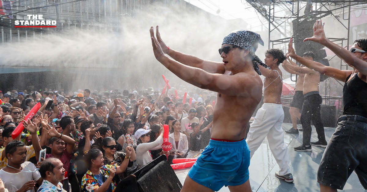 ประชาชนเต้นแอโรบิกอย่างสนุกสนานในเทศกาลสงกรานต์พระประแดง 2569