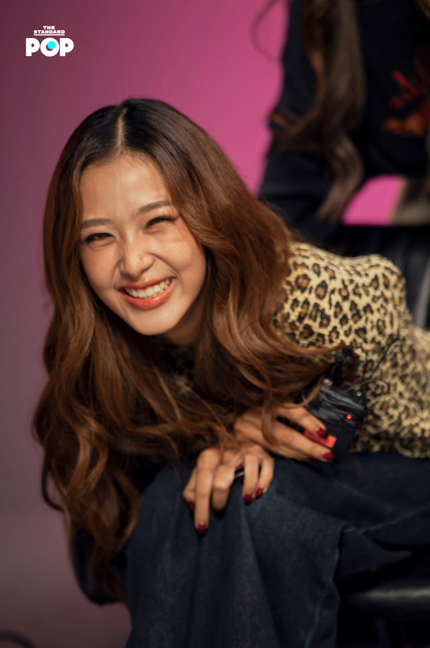 ภาพเบื้องหลังการถ่ายทำเกม PICK A CARD ของ 6 นักแสดงสาวจากซีรีส์ Girl Rules 6