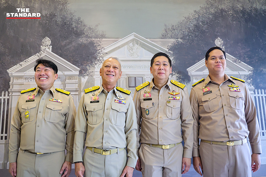 พิพัฒน์ รัชกิจประการ และ 3 รมช.ใหม่ สักการะสิ่งศักดิ์สิทธิ์ กระทรวงคมนาคม วันแรกเข้ารับตำแหน่ง 1