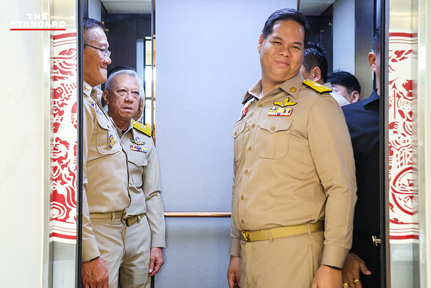 พิพัฒน์ รัชกิจประการ และ 3 รมช.ใหม่ สักการะสิ่งศักดิ์สิทธิ์ กระทรวงคมนาคม วันแรกเข้ารับตำแหน่ง 10