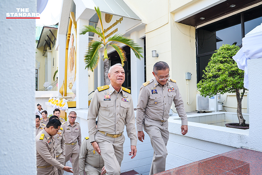 พิพัฒน์ รัชกิจประการ และ 3 รมช.ใหม่ สักการะสิ่งศักดิ์สิทธิ์ กระทรวงคมนาคม วันแรกเข้ารับตำแหน่ง 11