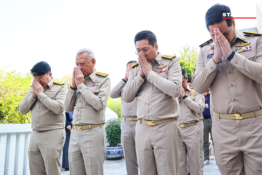พิพัฒน์ รัชกิจประการ และ 3 รมช.ใหม่ สักการะสิ่งศักดิ์สิทธิ์ กระทรวงคมนาคม วันแรกเข้ารับตำแหน่ง 12