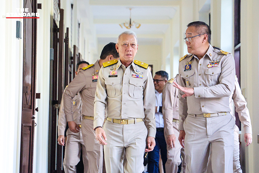 พิพัฒน์ รัชกิจประการ และ 3 รมช.ใหม่ สักการะสิ่งศักดิ์สิทธิ์ กระทรวงคมนาคม วันแรกเข้ารับตำแหน่ง 3