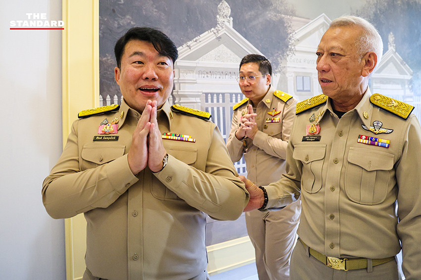 พิพัฒน์ รัชกิจประการ และ 3 รมช.ใหม่ สักการะสิ่งศักดิ์สิทธิ์ กระทรวงคมนาคม วันแรกเข้ารับตำแหน่ง 8