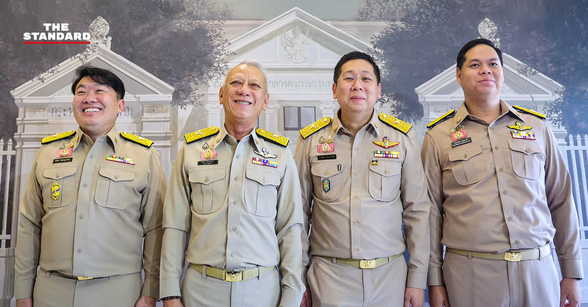 พิพัฒน์ รัชกิจประการ และ 3 รมช.ใหม่ สักการะสิ่งศักดิ์สิทธิ์ กระทรวงคมนาคม วันแรกเข้ารับตำแหน่ง