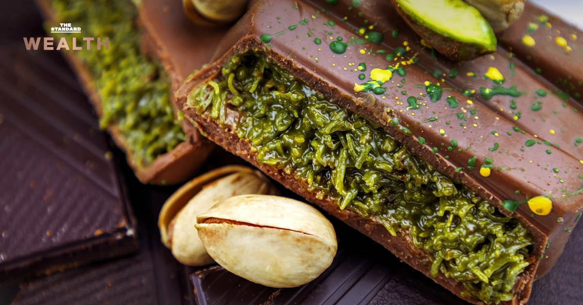 ช็อกโกแลตดูไบสอดไส้ครีมพิสตาชิโอและเส้นคูนาฟ่า วางอยู่บนถั่วพิสตาชิโอ