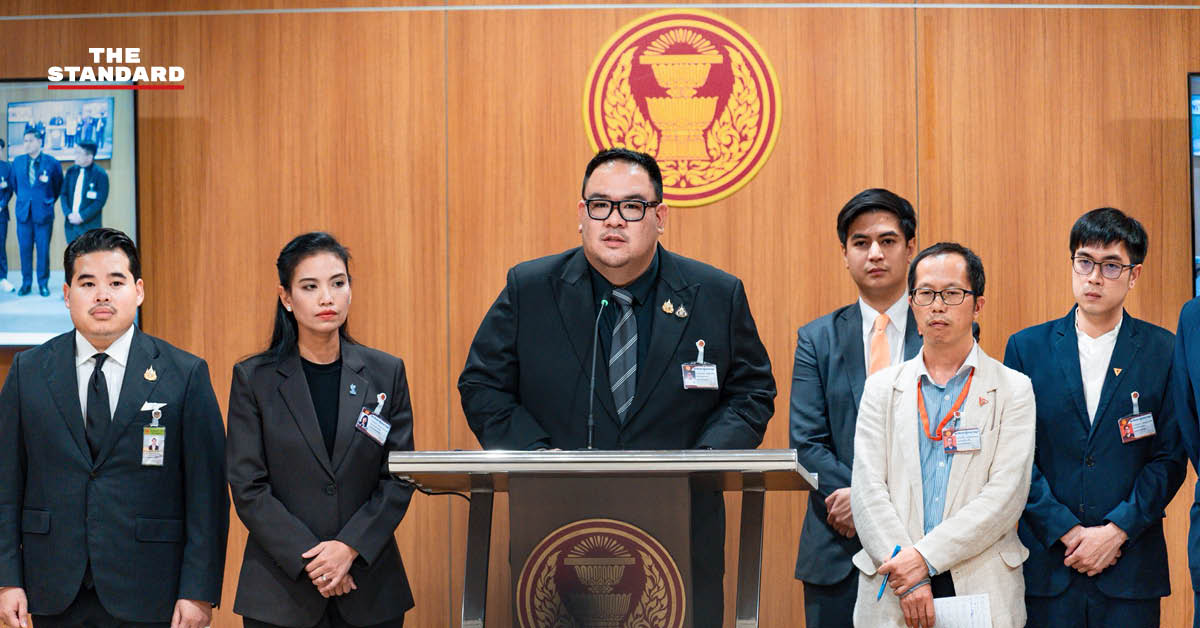 ปิยวัฒน์ กิตติธเนศวร สส.พรรคกล้าธรรม ยืนอยู่หน้าโพเดียม พร้อมข้อความ 'ผิดหวัง ฝ่ายรัฐบาล คว่ำตั้ง กมธ.วิสามัญ แก้ราคาพืชผล' และ 'มองปิดกั้นหนทาง แก้ปัญหาเกษตรกร'