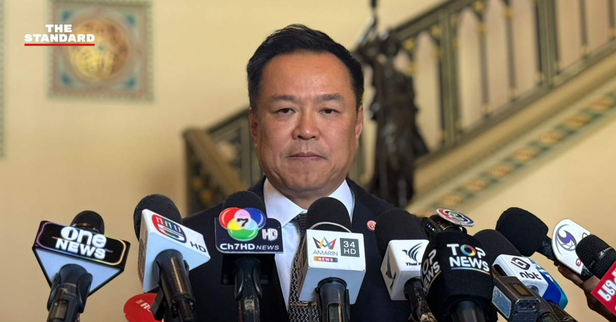 ภาพ นายกฯ อนุทิน ชาญวีรกูล ให้สัมภาษณ์สื่อมวลชน