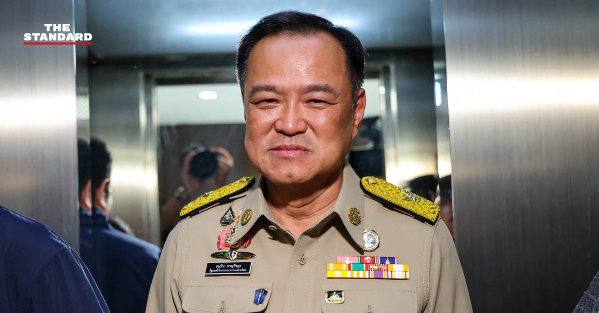 ภาพกราฟิกแสดง นายกรัฐมนตรี เซ็นคำสั่งแต่งตั้ง คตร. เพื่อศึกษาโครงสร้างต้นทุนราคาน้ำมัน เช่น ค่าการกลั่น ค่าการตลาด และค่าขนส่ง เพื่อเสนอ ครม. กำหนดราคาที่เหมาะสม