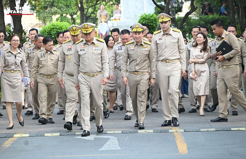 อนุทิน ชาญวีรกูล นายกรัฐมนตรี พร้อม 3 รัฐมนตรีช่วยว่าการกระทรวงมหาดไทย สักการะสิ่งศักดิ์สิทธิ์ประจำกระทรวงมหาดไทย 2