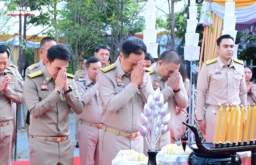 อนุทิน ชาญวีรกูล นายกรัฐมนตรี พร้อม 3 รัฐมนตรีช่วยว่าการกระทรวงมหาดไทย สักการะสิ่งศักดิ์สิทธิ์ประจำกระทรวงมหาดไทย 5