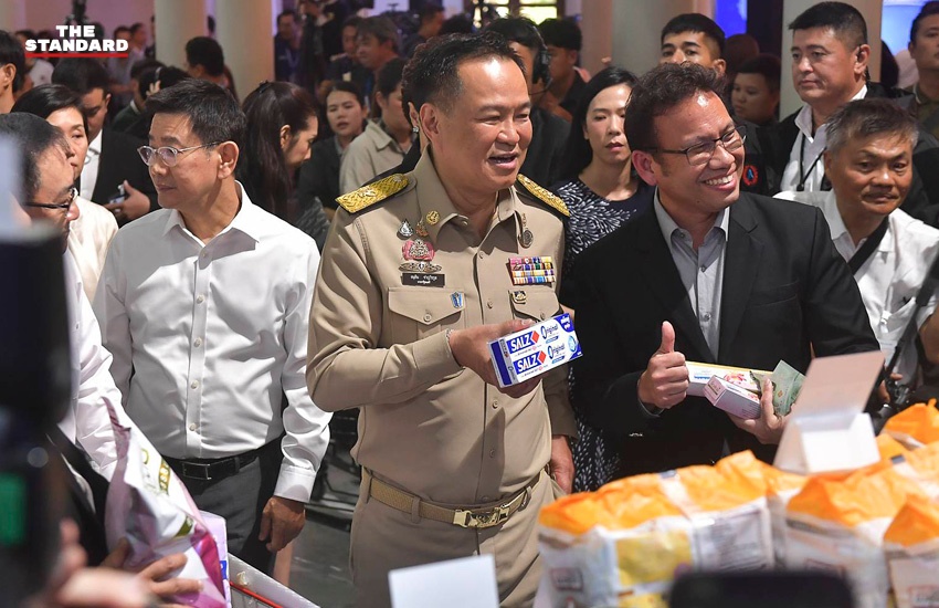 นายกฯ อนุทิน ชาญวีรกูล เปิดโครงการไทยช่วยไทย ลดภาระ ลดค่าครองชีพ พร้อมเดินชมบูธสินค้า 3