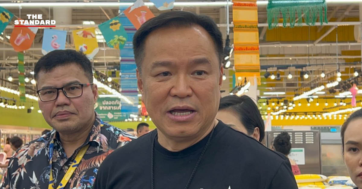 อนุทิน ชาญวีรกูล นายกรัฐมนตรี กำลังให้สัมภาษณ์สื่อมวลชน