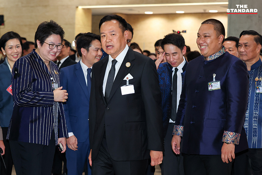 นายกรัฐมนตรีเดินเข้าอาคารรัฐสภาเพื่อเตรียมแถลงนโยบายรัฐบาล ท่ามกลางบรรยากาศการประชุมร่วมรัฐสภาที่ฝ่ายค้านเตรียมอภิปราย 1