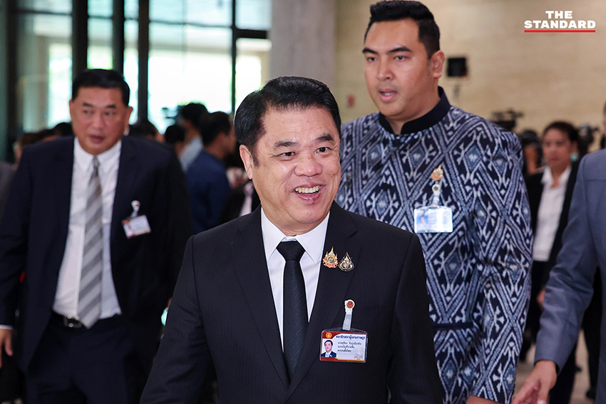 นายกรัฐมนตรีเดินเข้าอาคารรัฐสภาเพื่อเตรียมแถลงนโยบายรัฐบาล ท่ามกลางบรรยากาศการประชุมร่วมรัฐสภาที่ฝ่ายค้านเตรียมอภิปราย 5