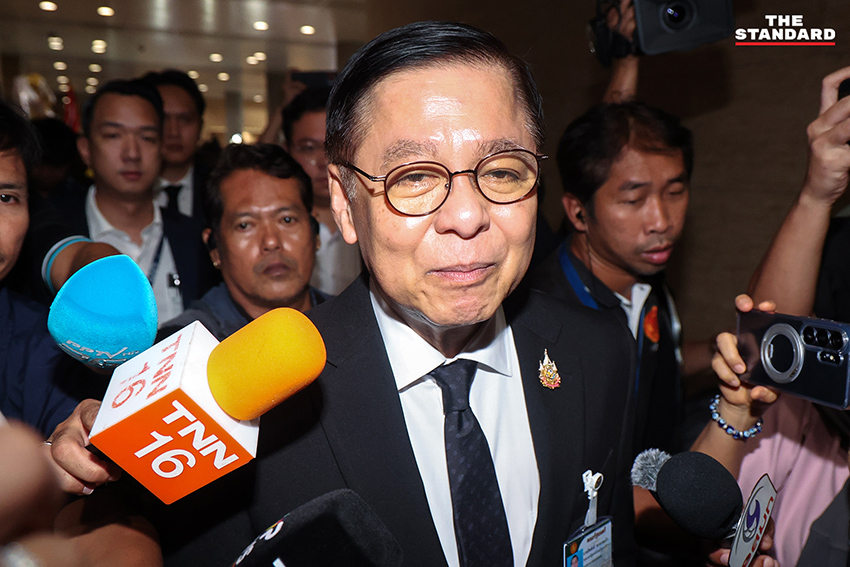 นายกรัฐมนตรีเดินเข้าอาคารรัฐสภาเพื่อเตรียมแถลงนโยบายรัฐบาล ท่ามกลางบรรยากาศการประชุมร่วมรัฐสภาที่ฝ่ายค้านเตรียมอภิปราย 6