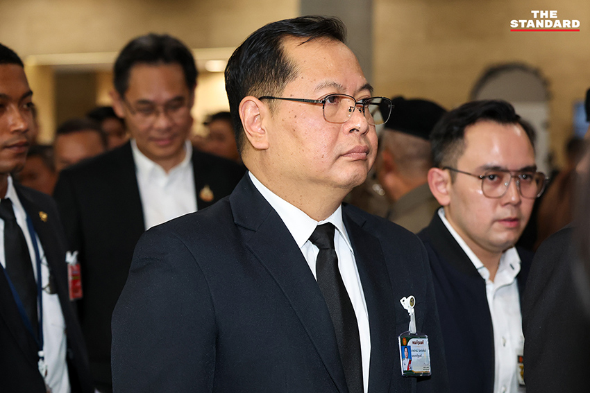 นายกรัฐมนตรีเดินเข้าอาคารรัฐสภาเพื่อเตรียมแถลงนโยบายรัฐบาล ท่ามกลางบรรยากาศการประชุมร่วมรัฐสภาที่ฝ่ายค้านเตรียมอภิปราย 7