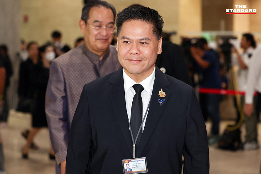 นายกรัฐมนตรีเดินเข้าอาคารรัฐสภาเพื่อเตรียมแถลงนโยบายรัฐบาล ท่ามกลางบรรยากาศการประชุมร่วมรัฐสภาที่ฝ่ายค้านเตรียมอภิปราย 8