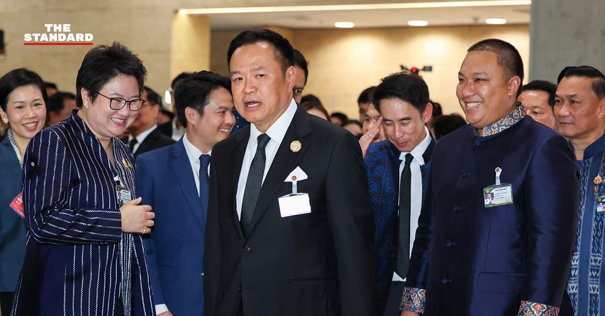 นายกรัฐมนตรีเดินเข้าอาคารรัฐสภาเพื่อเตรียมแถลงนโยบายรัฐบาล ท่ามกลางบรรยากาศการประชุมร่วมรัฐสภาที่ฝ่ายค้านเตรียมอภิปราย