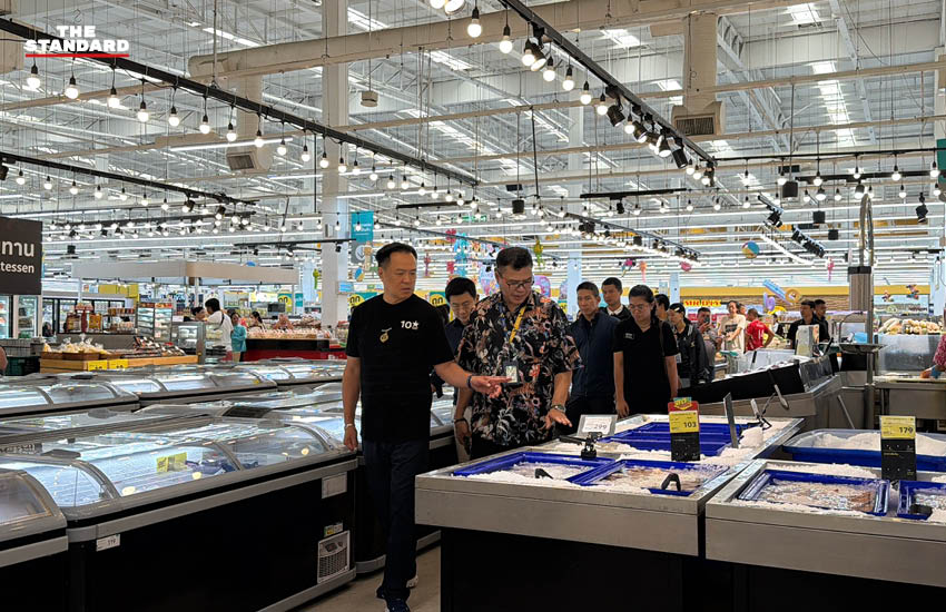 นายกรัฐมนตรี อนุทิน ชาญวีรกูล ลงพื้นที่ โลตัสบางกะปิ ตรวจราคาสินค้าโครงการไทยช่วยไทย และรับฟังปัญหาค่าครองชีพจากประชาชน 5